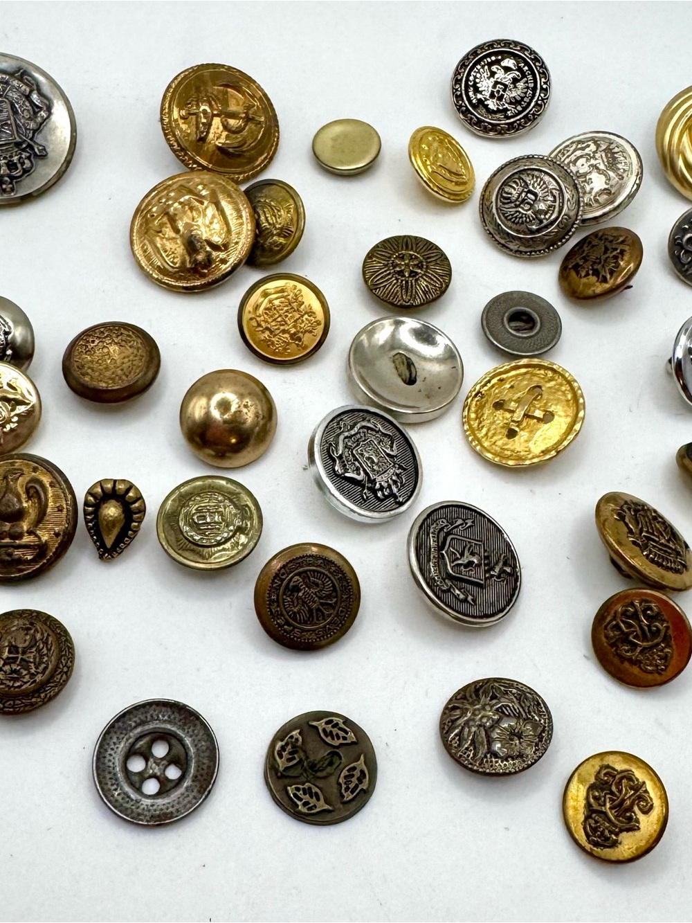 Vintage military and fashion buttons - Lot 
14